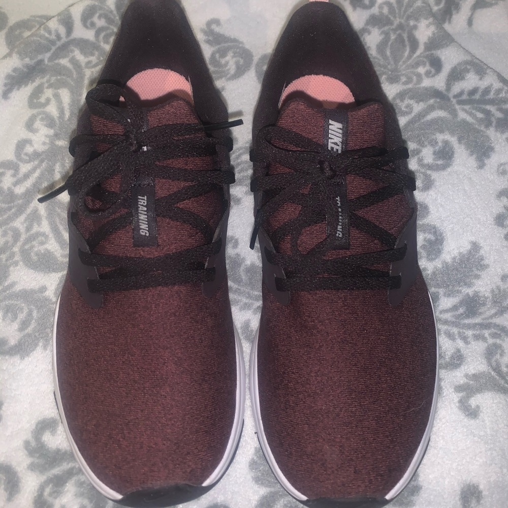 Women’s Nike tennis shoes BURGUNDY/pink